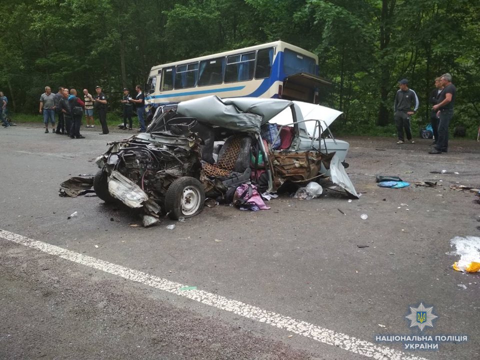 Водій ВАЗу, що загинув у ДТП на Свалявщині,  в'їхав у рейсовий автобус по зустрічній (ФОТО)