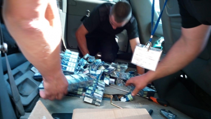 У ПП "Лужанка" українець через 400 пачок контрабандних сигарет під сидінням позбувся свого КІА (ФОТО)
