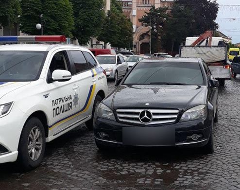 Мукачівський "олень", припаркувавшись з порушенням ПДР, з'ясував, що його Mercedes перебуває у розшуку (ФОТО)