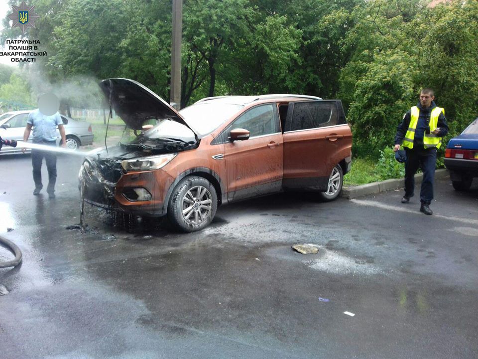 У Мукачеві чоловік підпалив авто і, втікши, зачинився в квартирі від поліцейських (ФОТО)