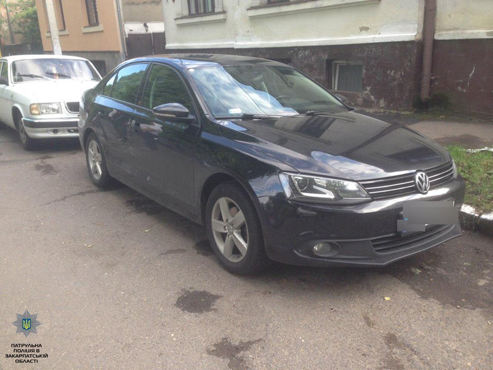 В Ужгороді невідомий водій в'їхав у припаркований "Фольксваген" і зник з місця події (ФОТО)