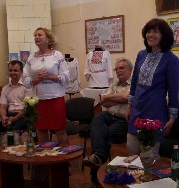 В Ужгороді презентували книгу поезій, статей про народний одяг та світлин робіт майстрині Марії Купарь (ФОТО)