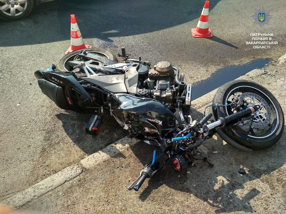 У Мукачеві мотоцикліст на Kawasaki врізався в Skoda та втік (ФОТО)