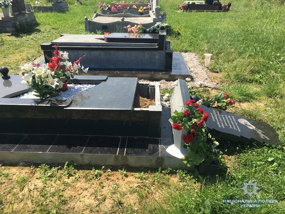 На Мукачівщині викрили чоловіка, який пошкодив 23 пам’ятники на цвинтарі (ФОТО)