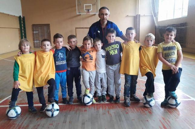 У Мукачеві священик заснував дитячу християнську футбольну школу (ФОТО)