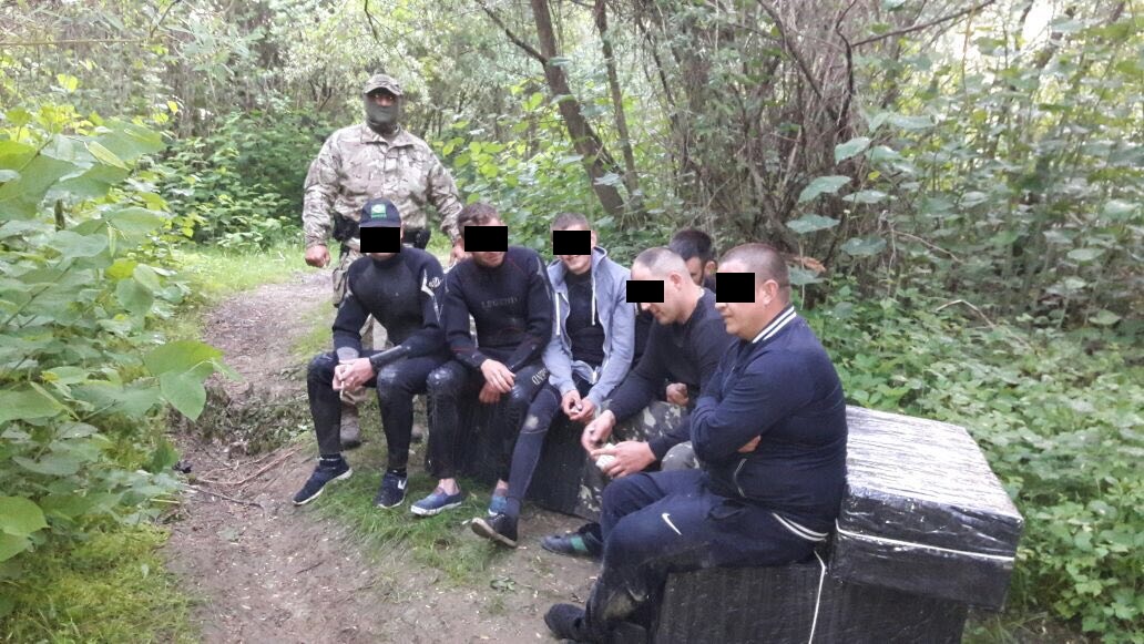 На Закарпатті поблизу кордону затримали авто і 6 осіб, котрі планували доправити до Румунії через річку сигарети (ФОТО)