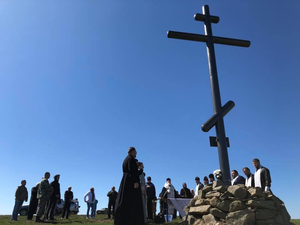 Очільник Мукачівської єпархії УПЦ МП заїхав на полонину Руна освятити 8-метровий залізний хрест, встановлений замість спаленого (ФОТО)