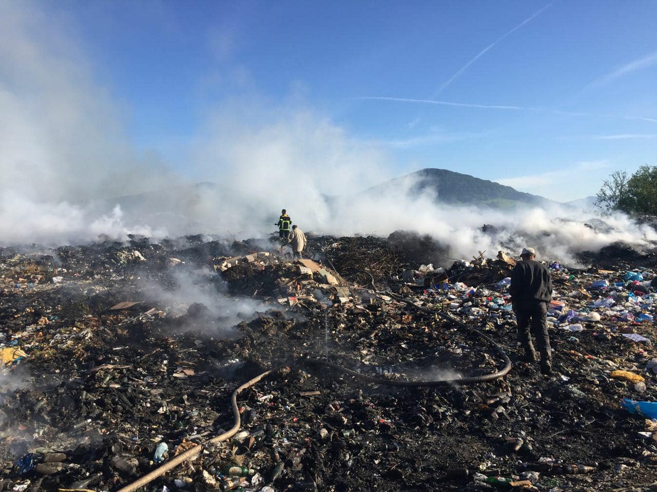 Упродовж одного дня рятувальники виїжджали гасити пожежі на сміттєзвалищах у Сваляві та Рахові (ФОТО)