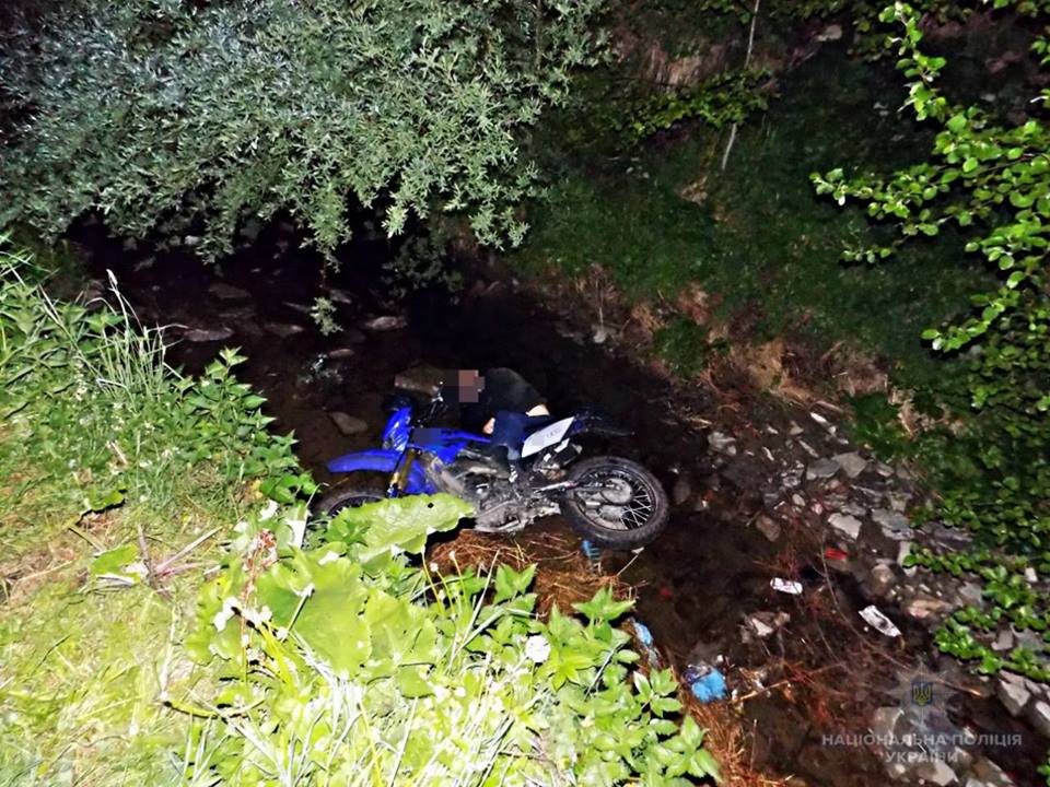 На Міжгірщині, з'їхавши з дороги в річку, загинув мотоцикліст (ФОТО)