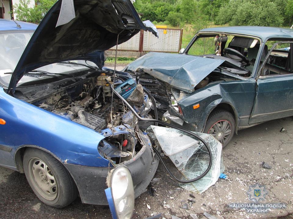 На Хустщині ВАЗ, уникаючи зіткнення, в'їхав по зустрічній в інше авто: постраждали 6 пасажирів (ФОТО)