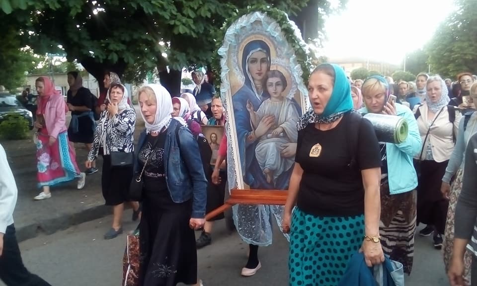 Сотні вірян УПЦ МП здійснили Хресний хід за мир з Ужгорода до Мукачева (ФОТО)