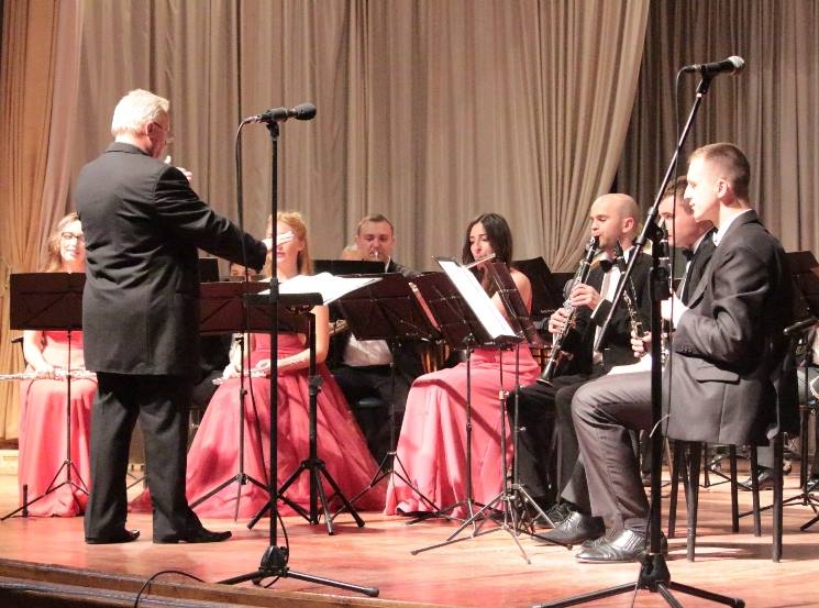 Концертну програму "До вас з любов'ю" подарував шанувальникам в Ужгороді естрадно-духовий оркестр обласної філармонії (ФОТО)