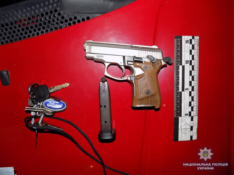 Зупинивши у Хусті "Форд" за порушення ПДР, правоохоронці знайшли в авто пістолет (ФОТО) 