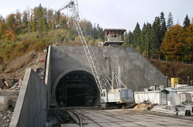 Бескидським тунелем у Карпатах після офіційного відкриття пустили перший потяг