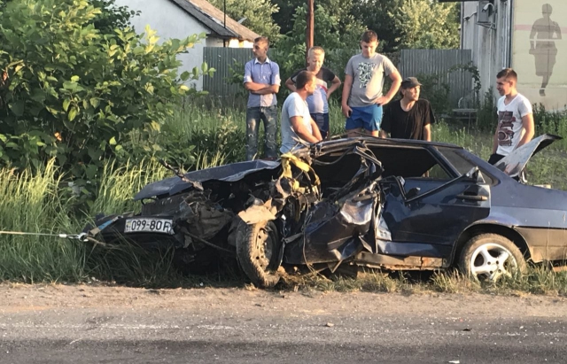 У Ракошині під Мукачевом ВАЗ "жорстко" зіткнувся з автобусом (ФОТО)