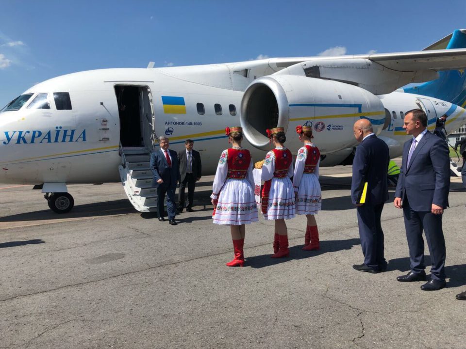 Президент Петро Порошенко прибув на Закарпаття (ФОТО)