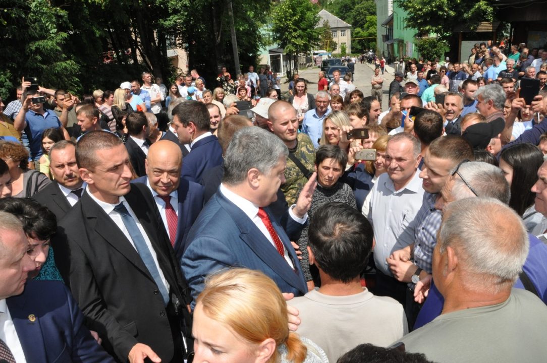 У Воловці Порошенко спілкувався з місцевими мешканцями і "селфився" (ФОТО)