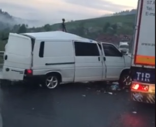 На Львівщині закарпатець на мікроавтобусі врізався у вантажівку (ВІДЕО)