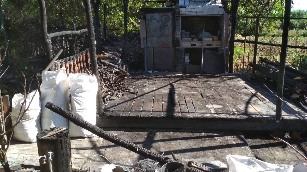 На Ужгородщині гасили альтанку, що загорілася від залишеного без нагляду вогнища (ФОТО)