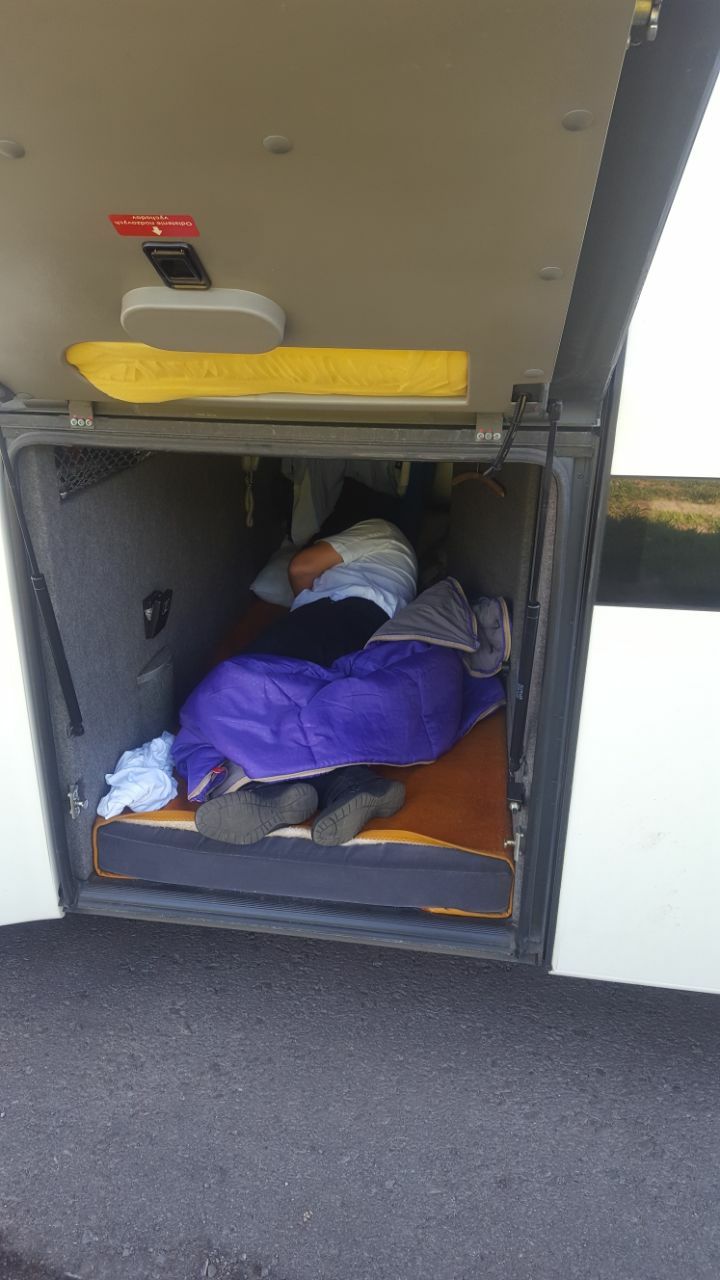Другий водій автобуса, що перевозив дітей, намагався перетнути кордон на Закарпатті, заховавшись у спальному відсіку (ФОТО) 