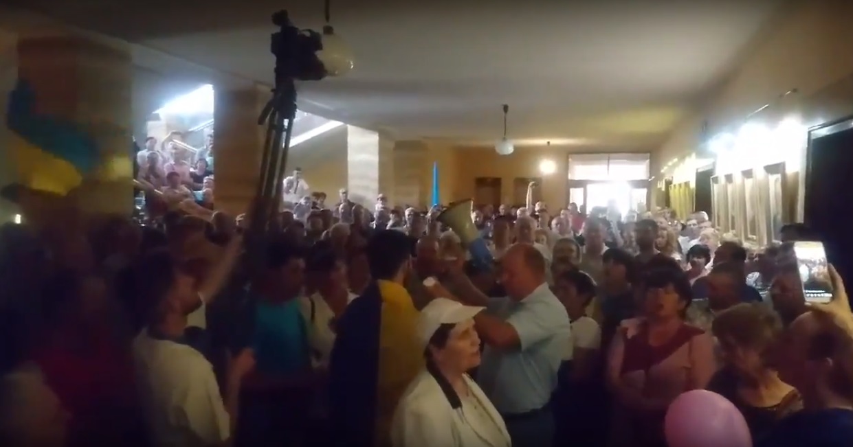 Представники "заблокованої" Холмківської ОТГ у Закарпатській ОДА співали гімн України та кричали Москалю "Ганьба!" і "Брехло!" (ВІДЕО)