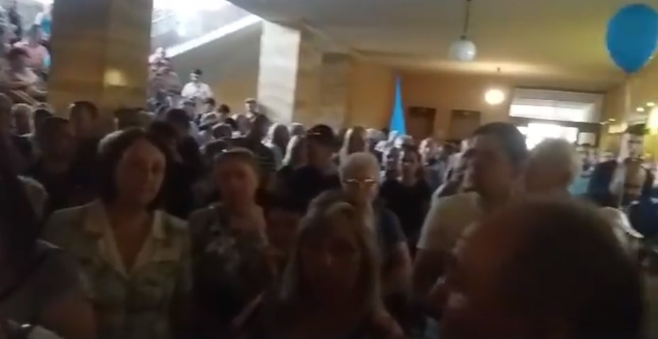 Близько три сотні мітингувальників з Ужгородщини увійшли до будівлі Закарпатської ОДА (ВІДЕО)