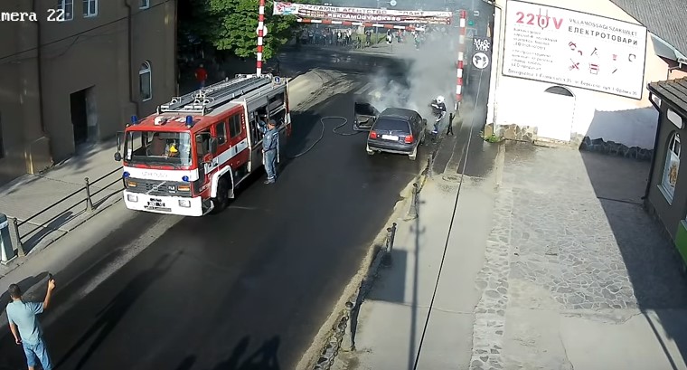 У Берегові під час зупинки на світлофорі загорілося авто (ВІДЕО)