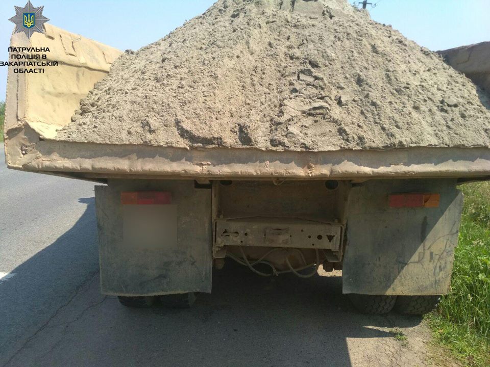 На Закарпатті оштрафували водія вантажівки, з якої на дорогу сипався пісок (ФОТО)