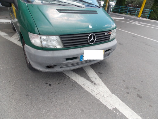 Викрадений мікроавтобус затримали на українсько-угорському кордоні на Закарпатті (ФОТО)