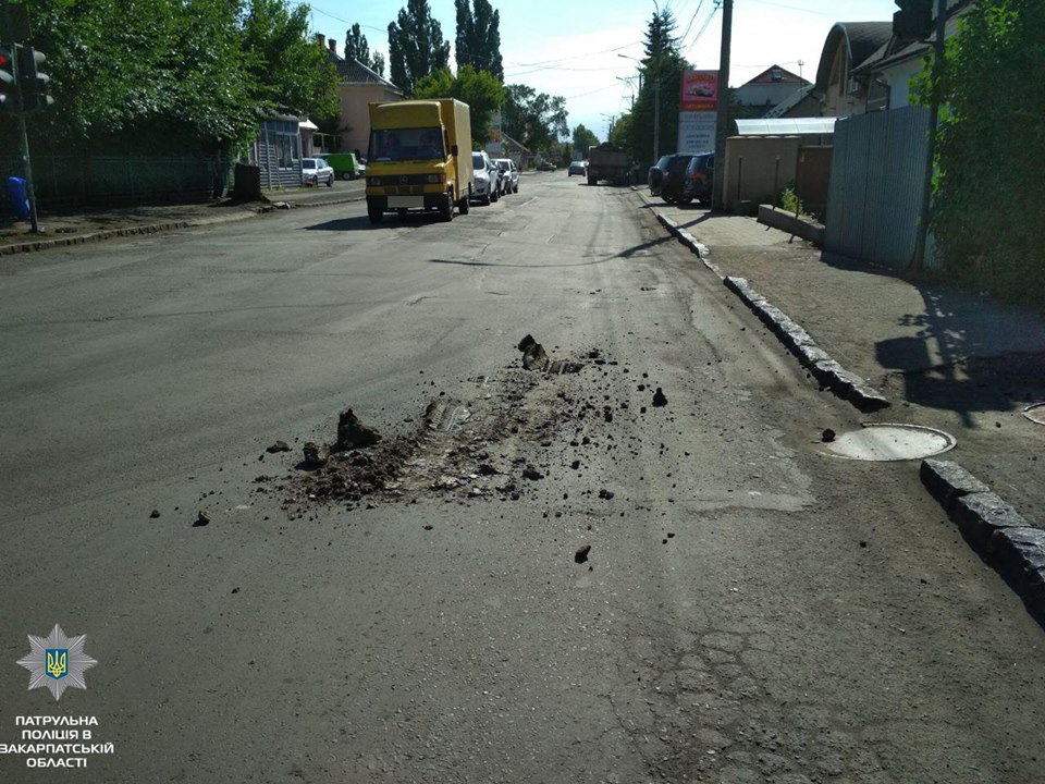 Водій КамАЗу, що засипав дорогу в Ужгороді ґрунтом, отримав протокол (ФОТО)
