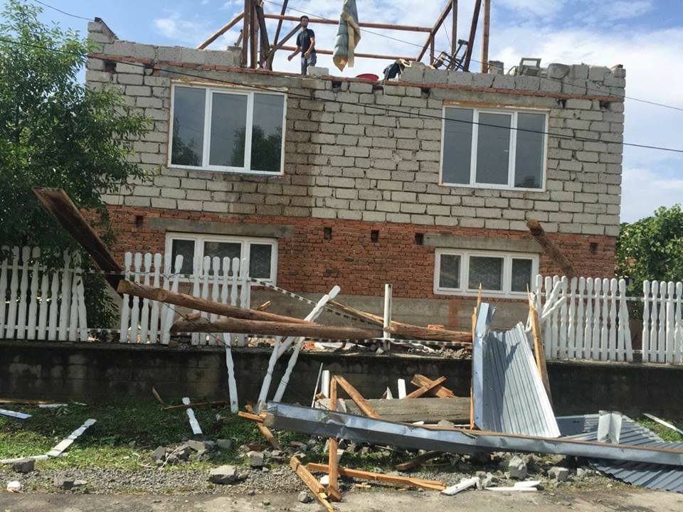 ФОТОФАКТ. Сильний вітер пошкодив покрівлі на житлових будинках та надвірних спорудах на Іршавщині