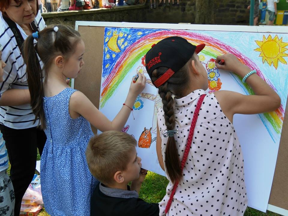 В Ужгороді малята на пленері малювали "Кольорові мрії" (ФОТО)