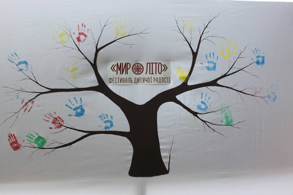 "Щасливі діти" на фестивалі "Мироліто" розмалювали 100 екоторб (ФОТО) 