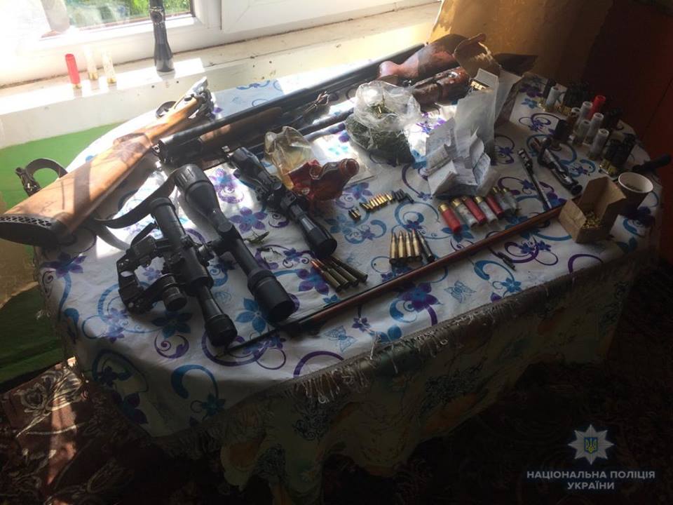 В оселі мешканця Ясінів на Рахівщині знайшли 3 гвинтівки, рушницю, рослини конопель та марихуану (ФОТО)
