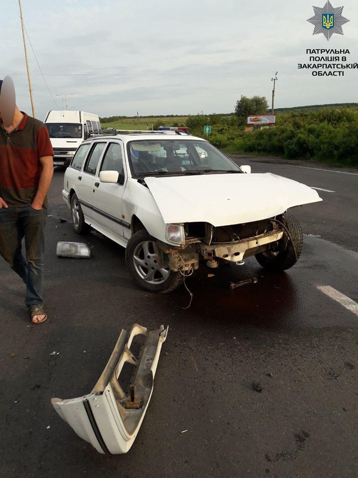У Великих Лазах на Ужгородщині водій напідпитку, повертаючи, зіткнувся на зустрічній із іншим авто (ФОТО)
