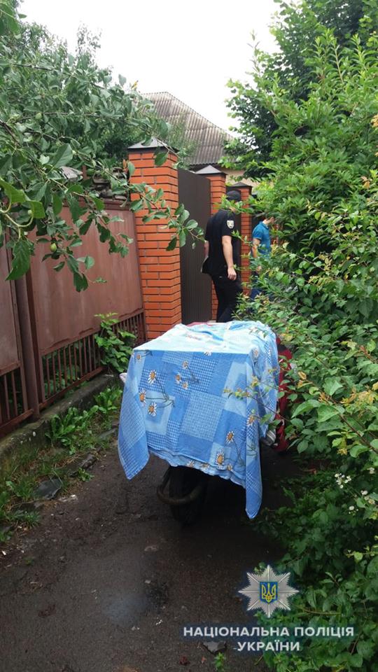 У Мукачеві знайшли та затримали чоловіка, котрий викрав із чужого будинку сейф із грішми та коштовностями (ФОТО)