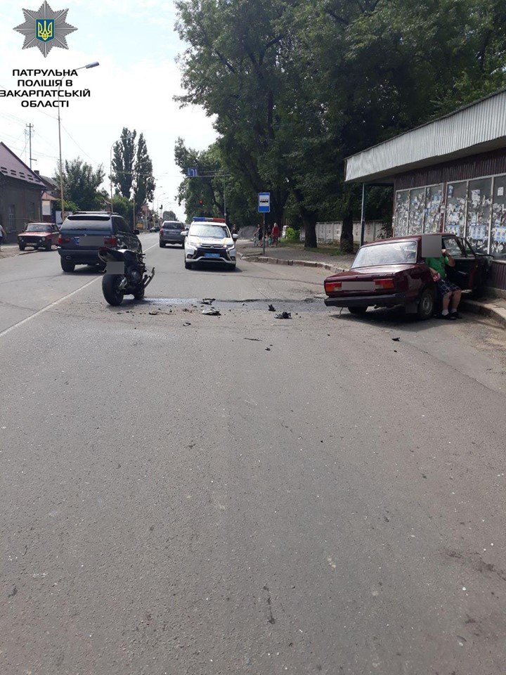 В Ужгороді 87-річний водій ВАЗу, розвертаючись у порушення через суцільну лінію, збив мотоцикліста (ФОТО)
