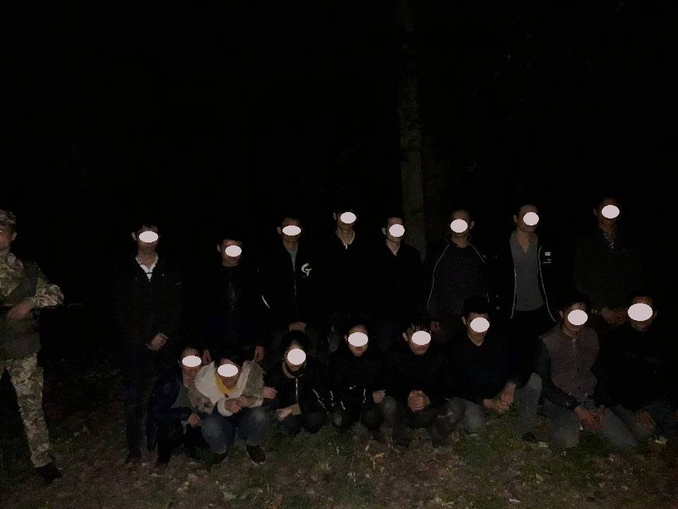 16 нелегалів із В'єтнаму, що намагалися дістатися Словаччини, затримали вночі на Закарпатті (ФОТО)
