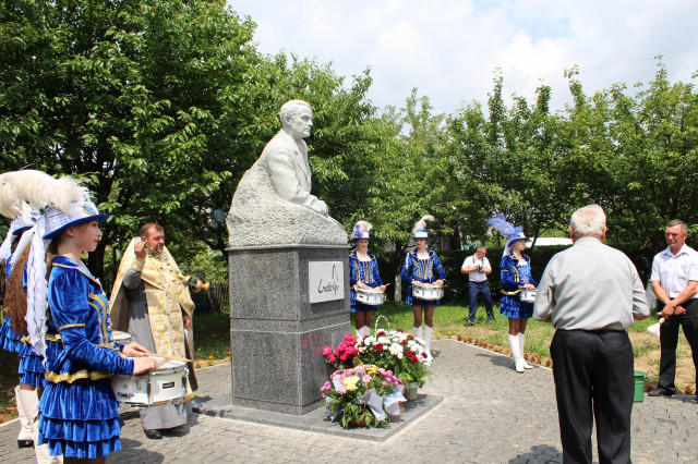 На Іршавщині провели перший відкритий фестиваль ім. Ерделі та відкрили пам'ятник митцю (ФОТО)
