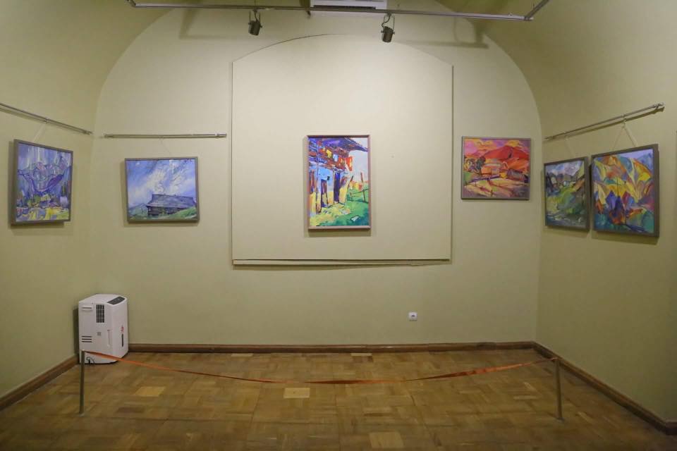 У "Паланку" в Мукачеві представлено виставку мистецьких полотен "Чуття єдиної родини" (ФОТО)