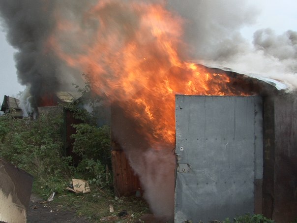 Пожежа в гаражі на Берегівщині понищила Volkswagen Passat