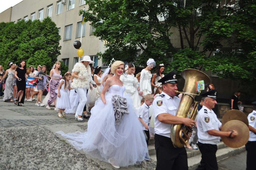 У 9-му закарпатському Параді наречених в Ужгороді взяли участь понад 70 красунь (ФОТО)