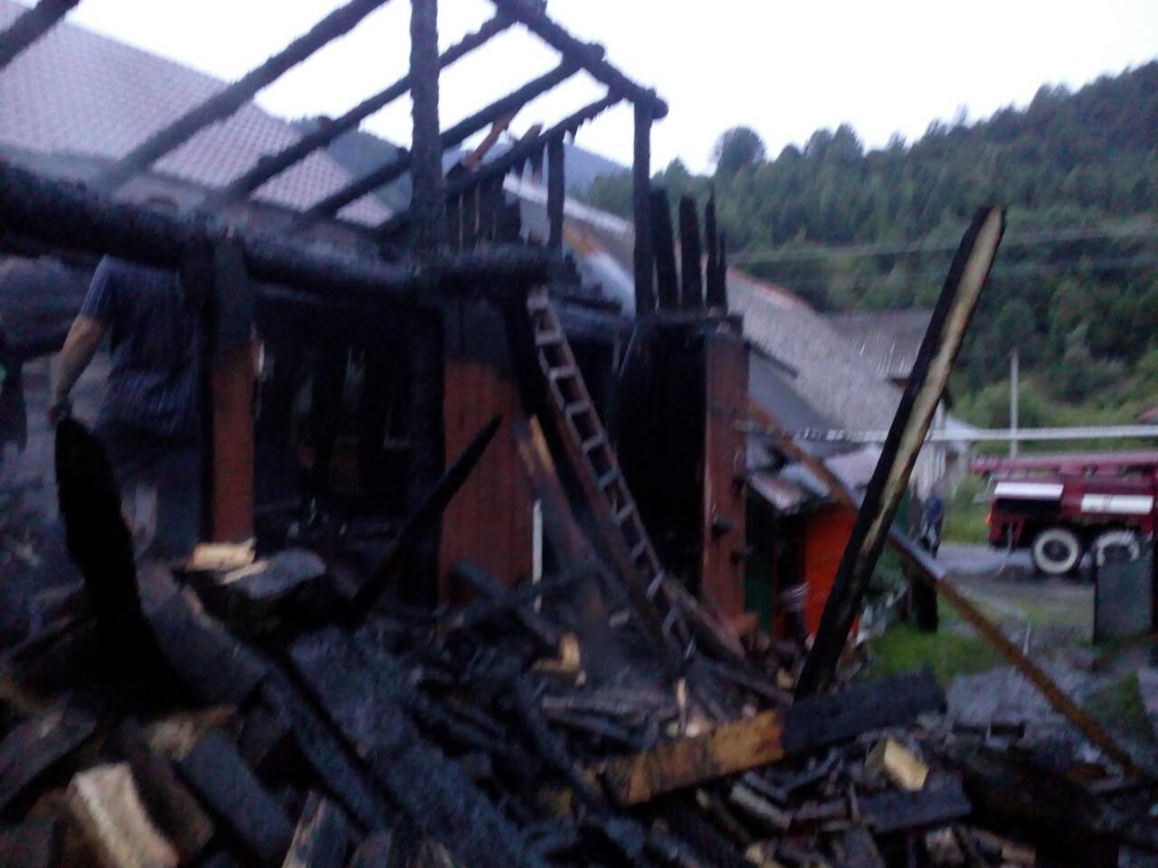 На Тячівщині, загасивши пожежу в надвірній споруді, врятували від вогню сусідній будинок (ФОТО)