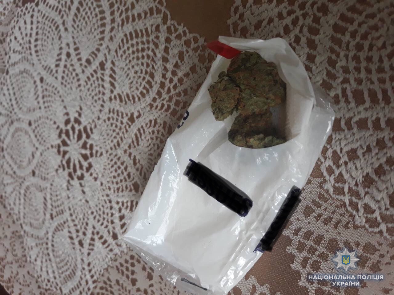 Відвідувач ресторану у Солотвині забув на столі згортки з марихуаною (ФОТО)