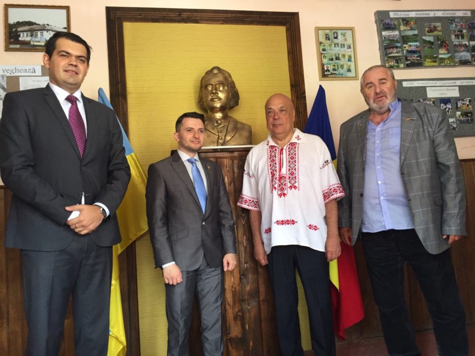 На Рахівщині в румунськомовній школі відкрили бюст видатному поету Міхаю Емінеску (ФОТО)