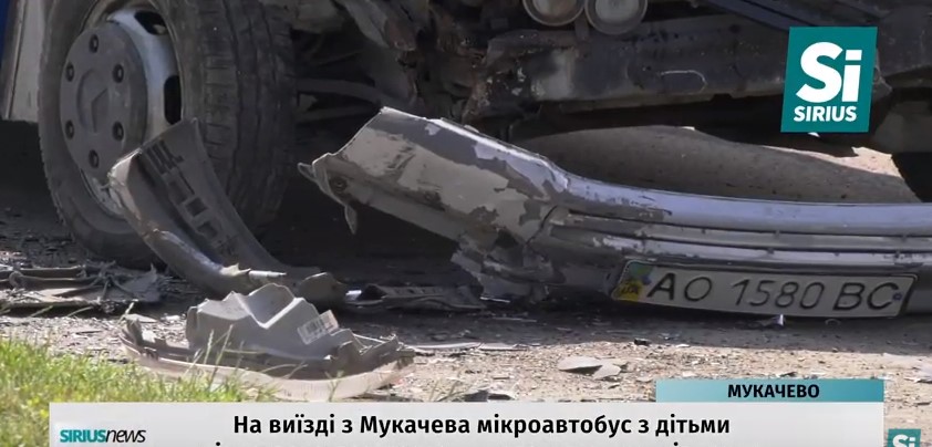 Зіткнення під Мукачевом двох мікроавтобусів, в одному з яких їхали діти, спричинив водій, що заснув за кермом – очевидці (ВІДЕО)