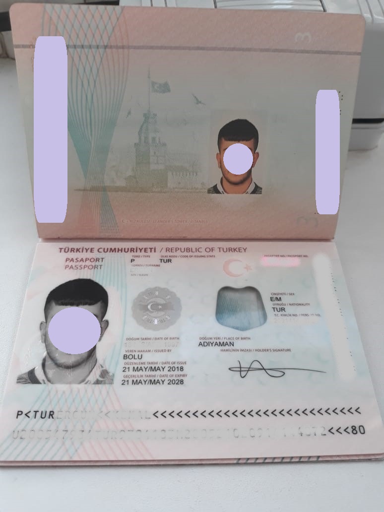 У ПП "Ужгород" туркові не дали  виїхати до Словаччини за підробленим "службовим" паспортом (ФОТО)