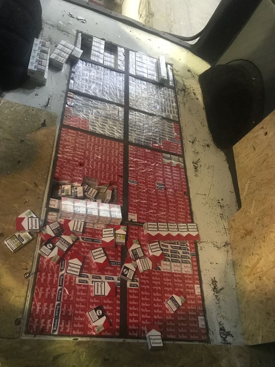 На Закарпатті на кордоні з-під підлоги "Фольксвагена" українця дістали майже 300 блоків сигарет (ФОТО)