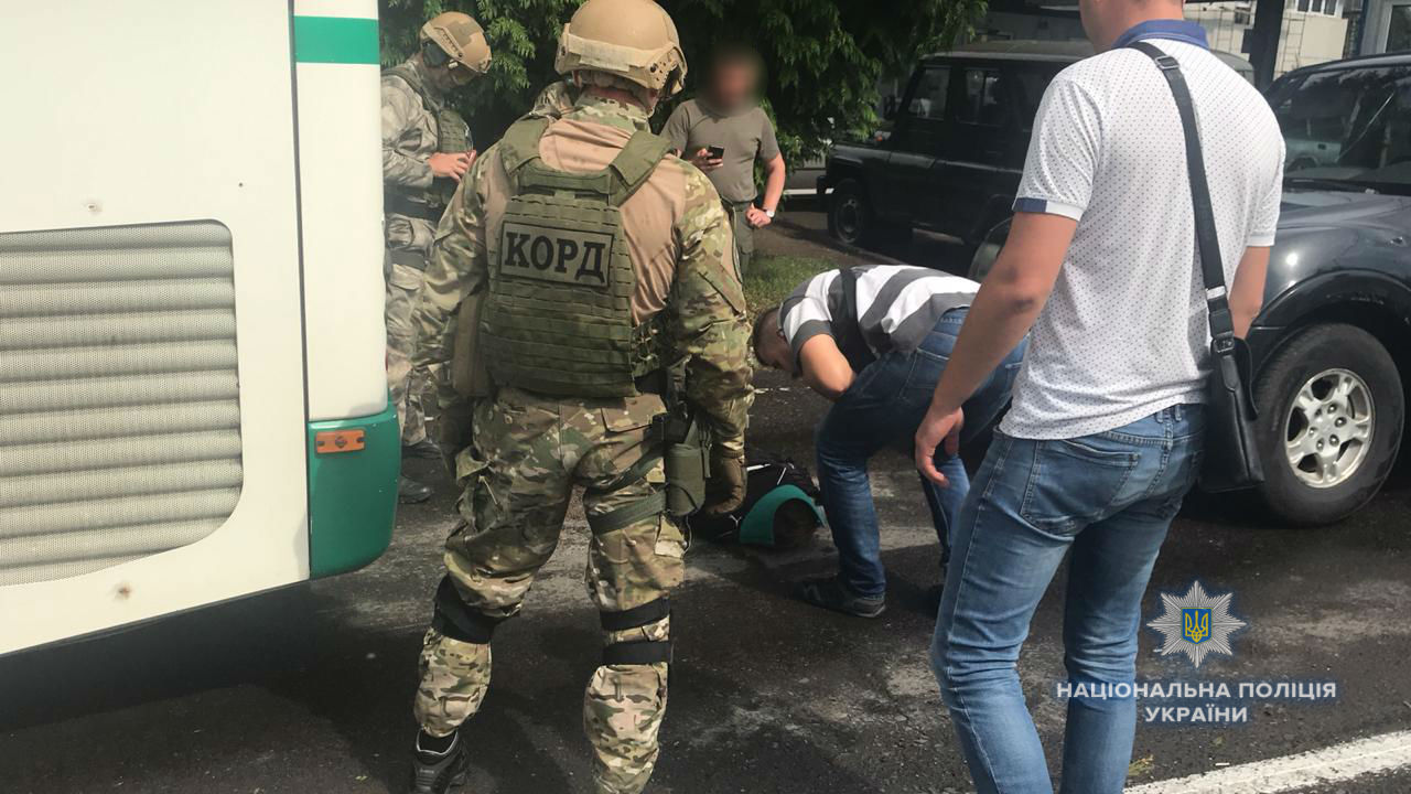 Мешканцю Вінничини, що намагався перевезти через кордон на Закарпатті 2,5 кг марихуани, повідомили про підозру