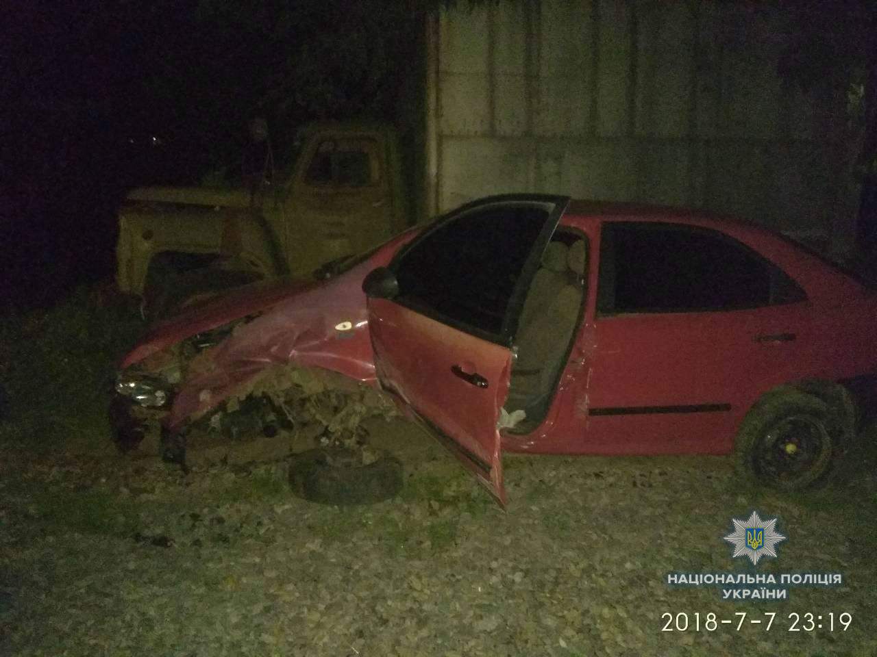 На Свалявщині п'яний водій без права керування врізався у бетонну опору й утік
